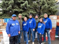 Участники волонтерской миссии «Молодой гвардии» встретили в Макеевке посылки из Югры Участники волонтерской миссии «Молодой гвардии» встретили в Макеевке посылки из Югры